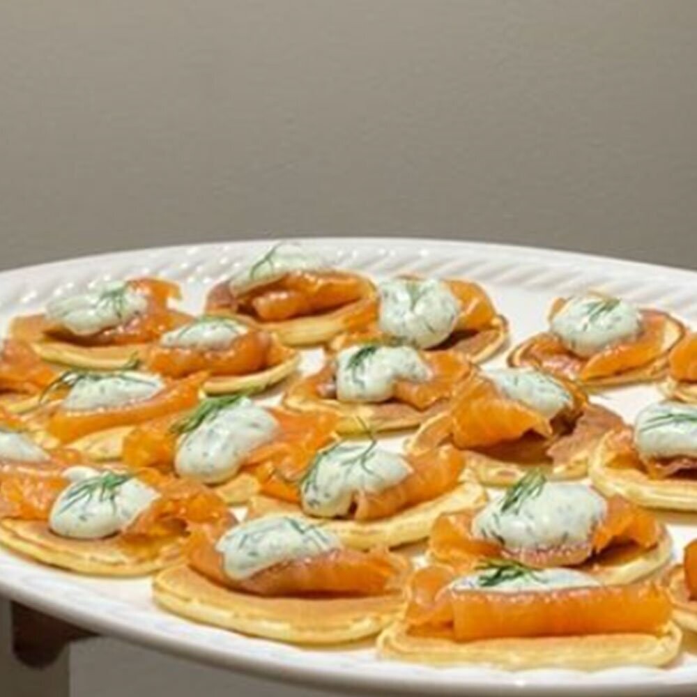 Blinis con salmón ahumado y salsa de eneldo