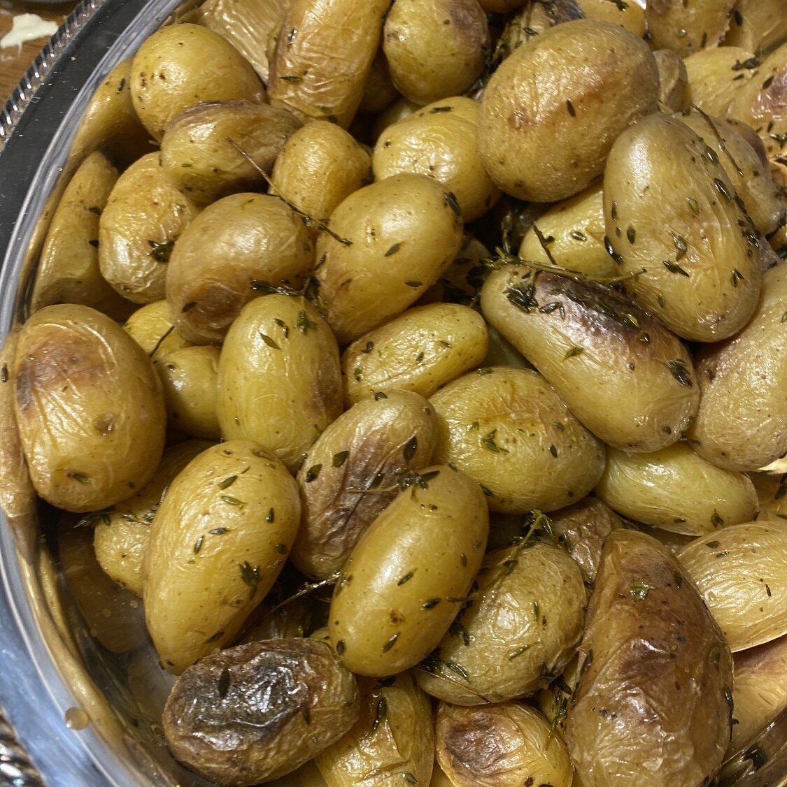 Patatas al horno con ajitos y romero