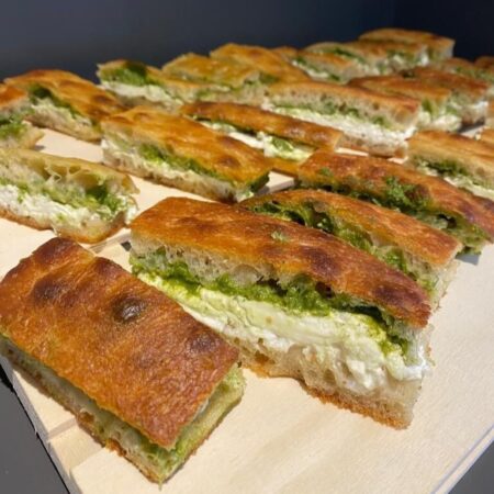 Mini focaccias de burrata y pesto