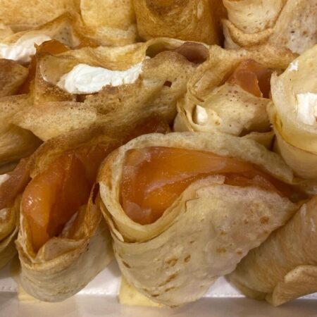 Crepes de salmón ahumado y crema de limón
