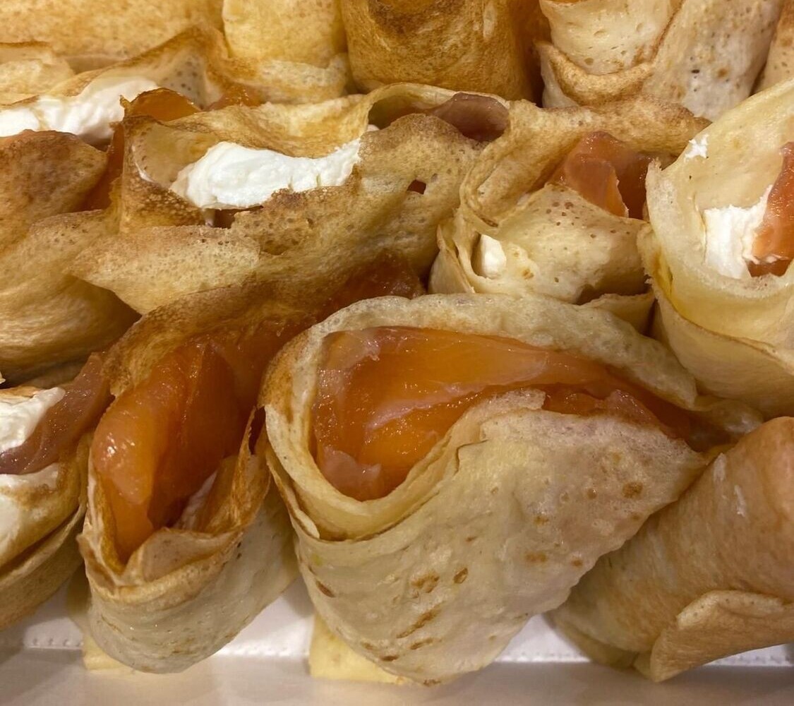 Crepes de salmón ahumado y crema de limón