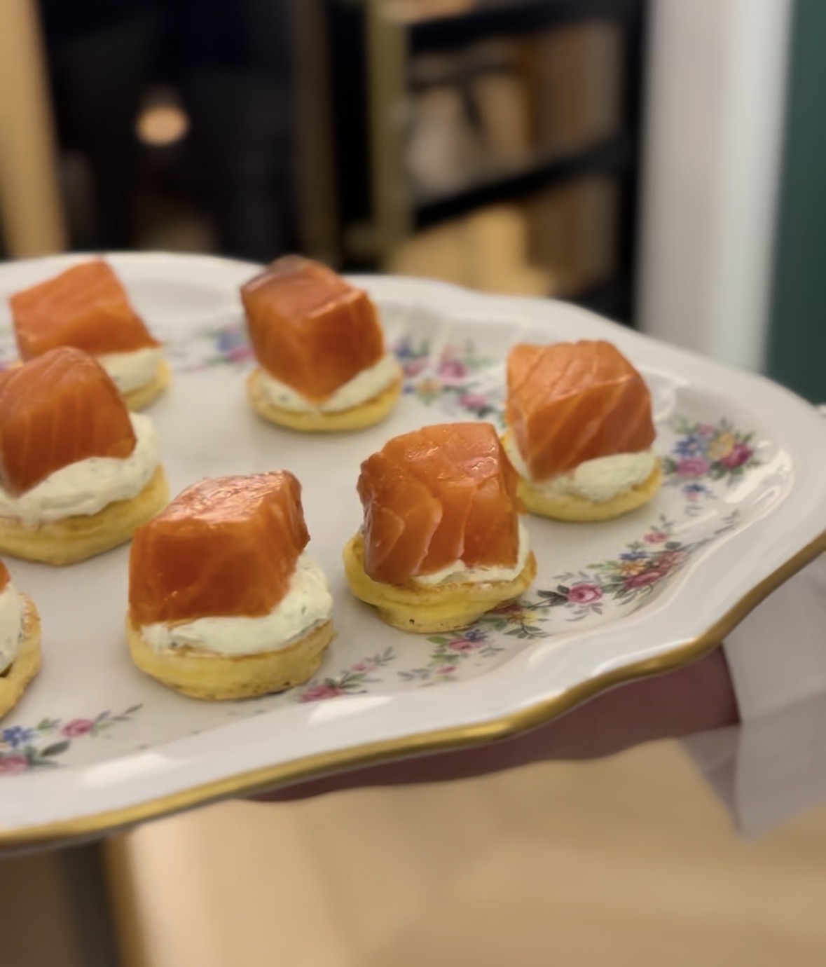 Blinis con salmón ahumado y salsa de eneldo