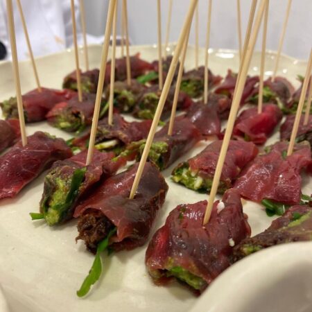Rollitos de carpaccio de ternera con pesto y tomate seco