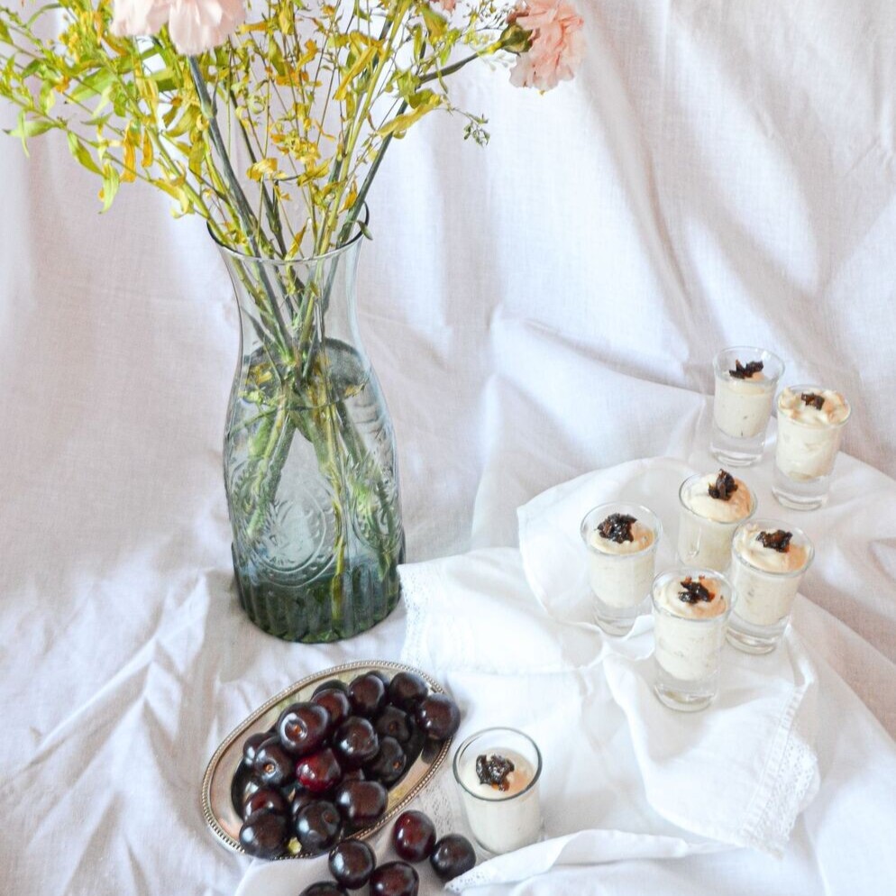 Vasitos de mascarpone y ciruelas (12 uds)