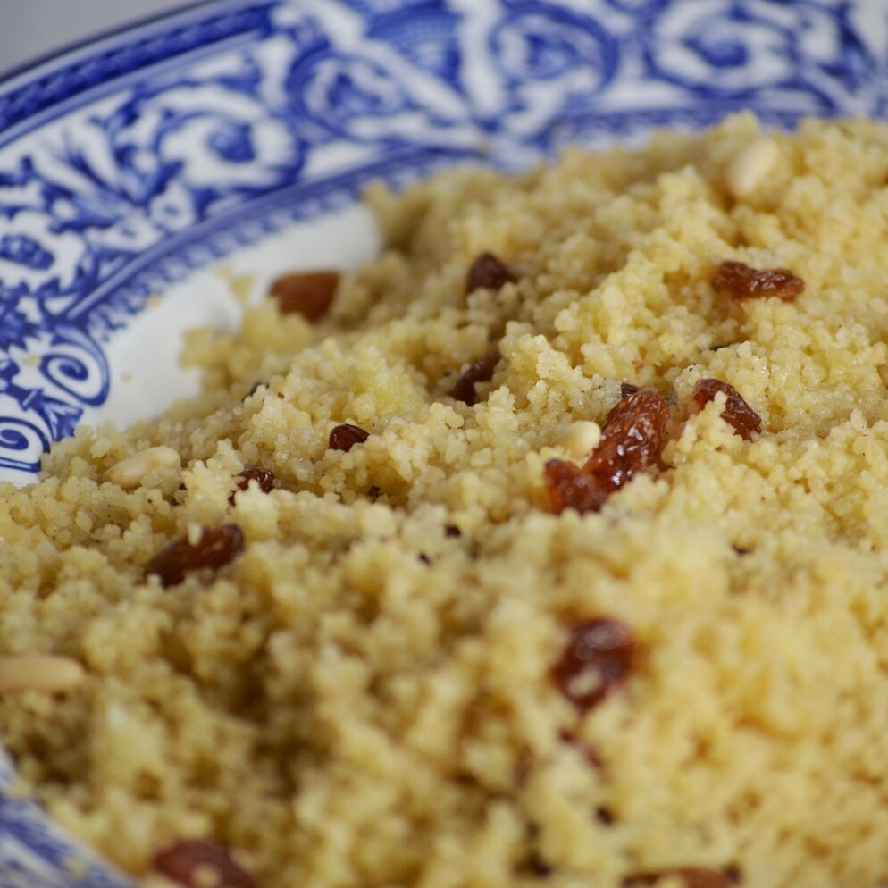 Cous cous con piñones y pasas ( 6 comensales )