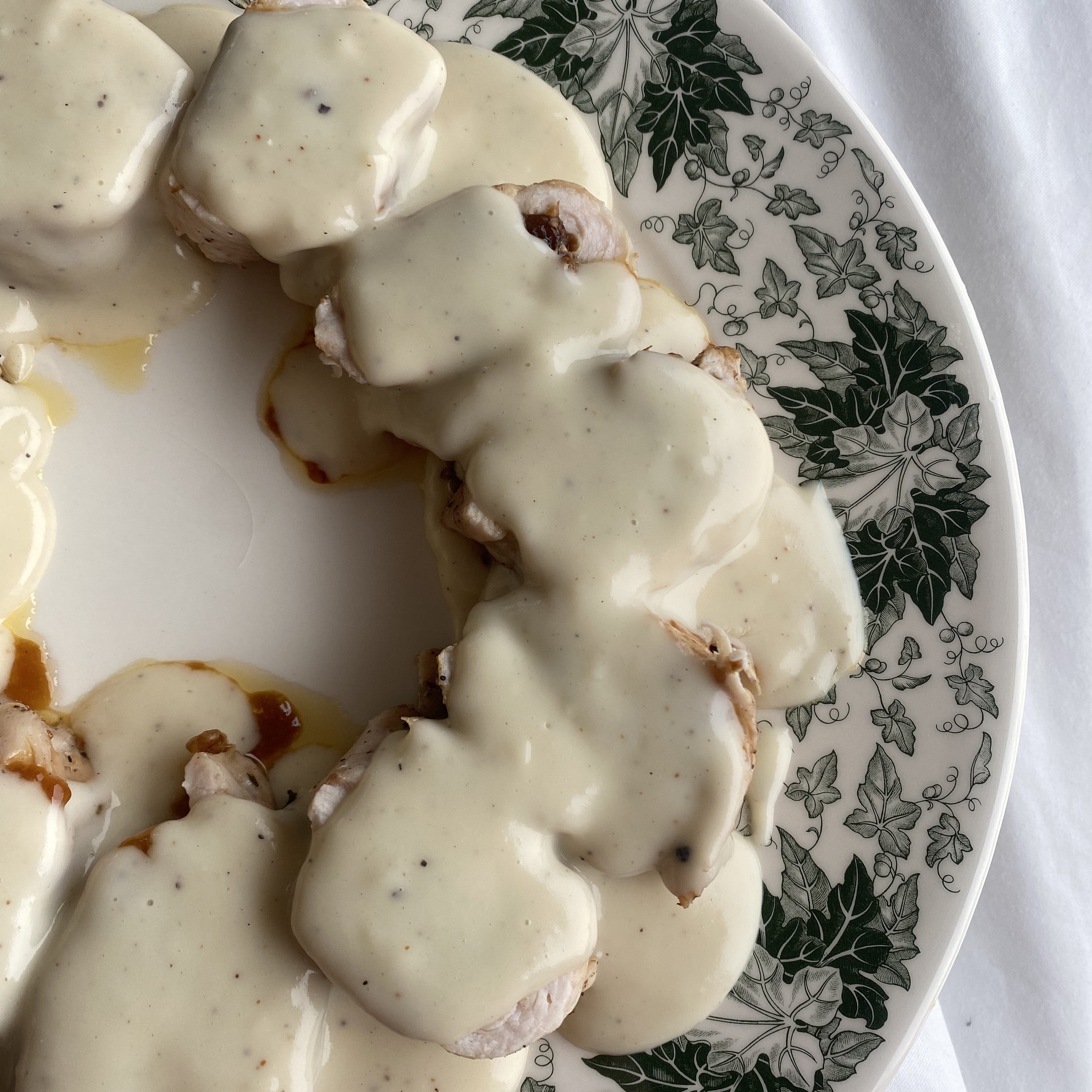 Rollito de pavo relleno de espinacas y tomate seco
