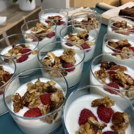 Vasitos de yogurt con granola casera y frambuesas