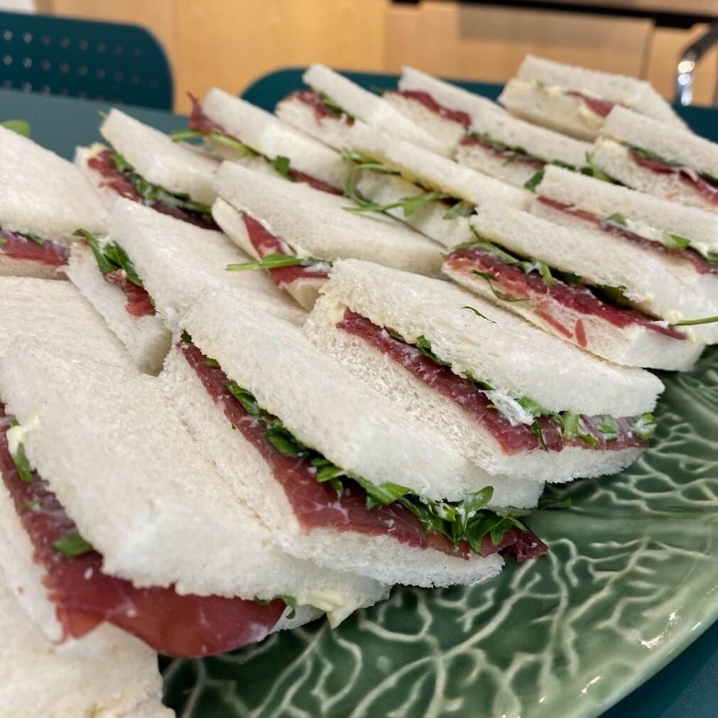 Mini sándwiches de bresaola y rúcula