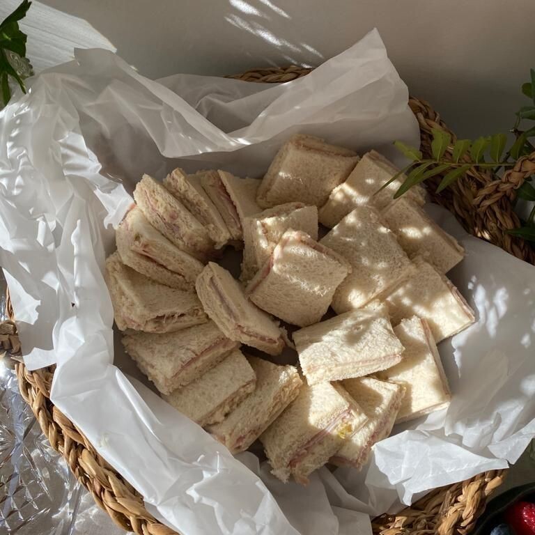 Mini sándwiches de jamón de york, queso mascarpone y rúcula