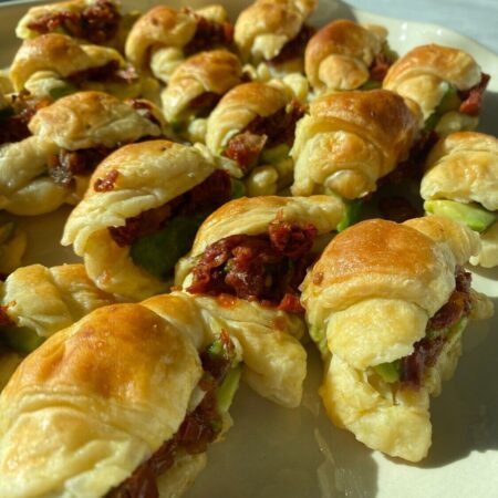 Mini croissant de aguacate con tomate seco