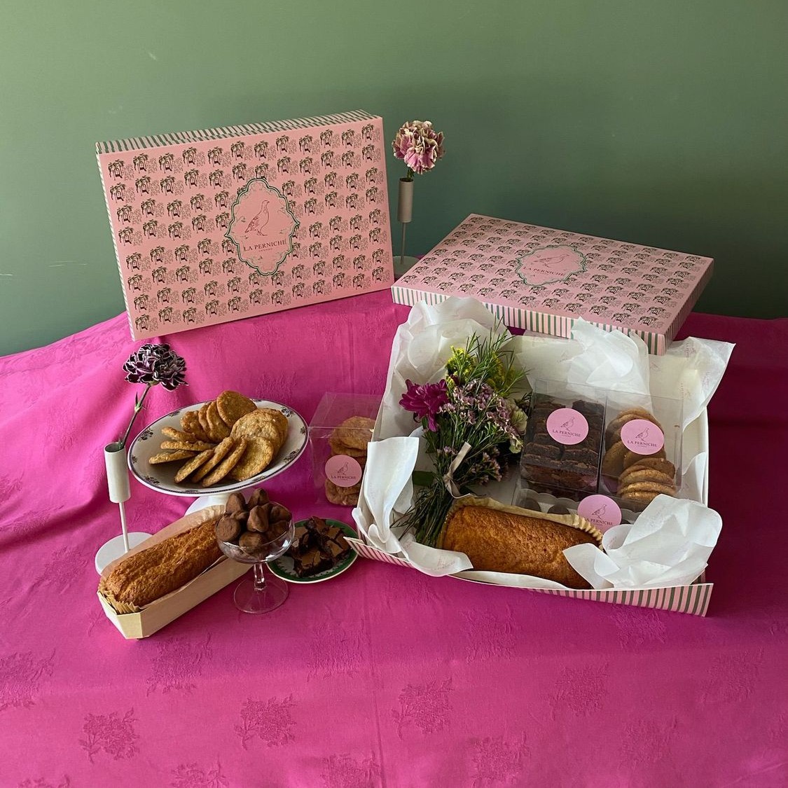 Caja de dulces con ramito de flores - Imagen 2