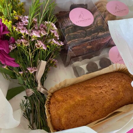 Caja de dulces con ramito de flores