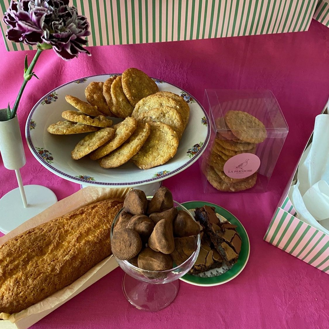 Caja de dulces con ramito de flores - Imagen 3