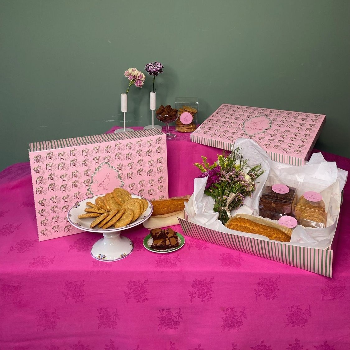 Caja de dulces con ramito de flores - Imagen 4