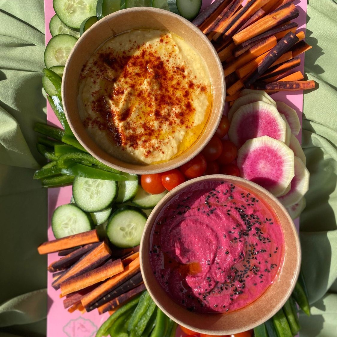 Tabla de hummus de garbanzo y de remolacha con crudités