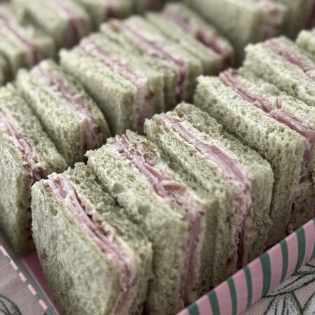 Mini sándwiches de jamón de york, queso mascarpone y rúcula