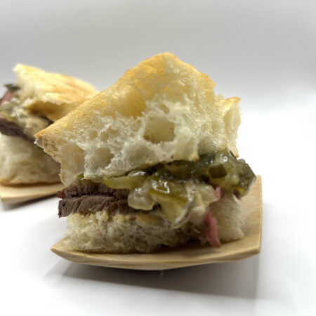 Mini focaccias artesanas de roast beef y encurtidos.