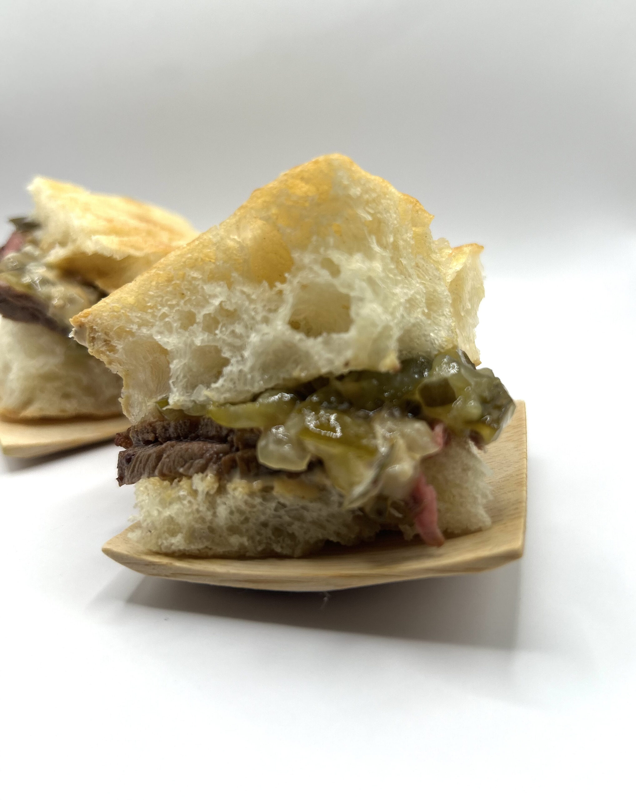 Mini focaccias artesanas de roast beef y encurtidos.