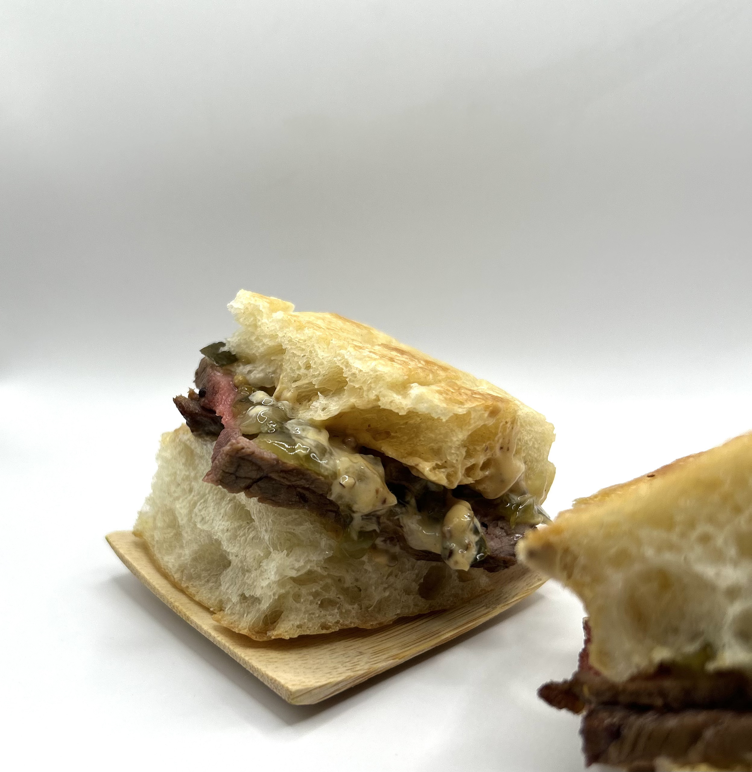Mini focaccias artesanas de roast beef y encurtidos. - Imagen 2