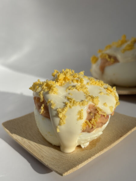 Huevos rellenos de bonito y mayonesa de piparras