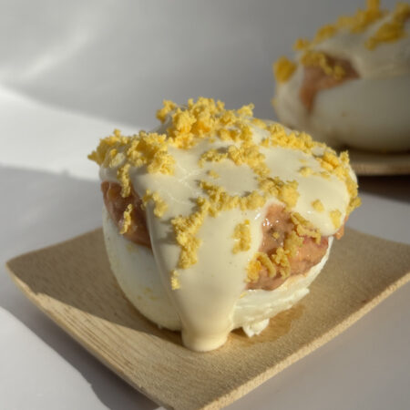 Huevos rellenos de bonito y mayonesa de piparras