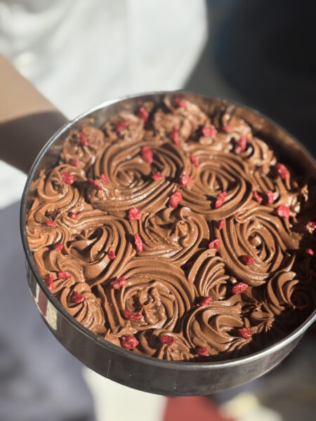 Tarta mousse de chocolate Dubái con crujiente de frambuesa. Edición limitada San Valentín 2026.