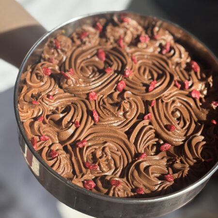 Tarta mousse de chocolate Dubái con crujiente de frambuesa. Edición limitada San Valentín 2026.