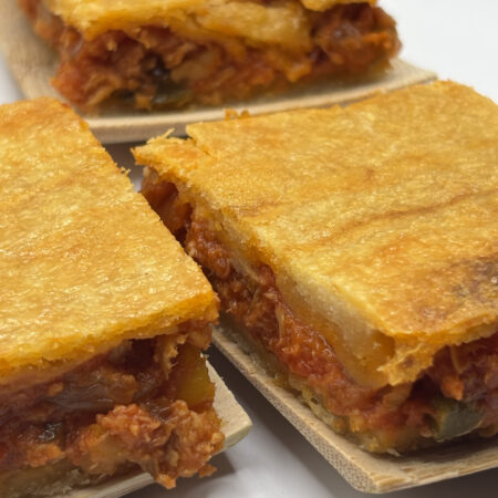 Empanada de bonito y pimientos.