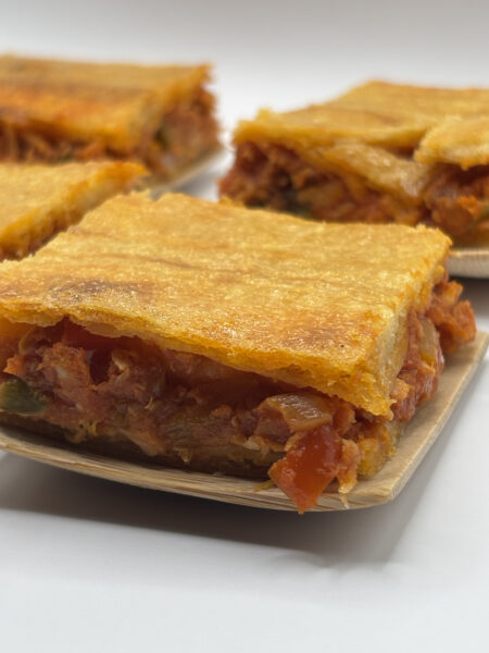 Empanada de bonito y pimientos.