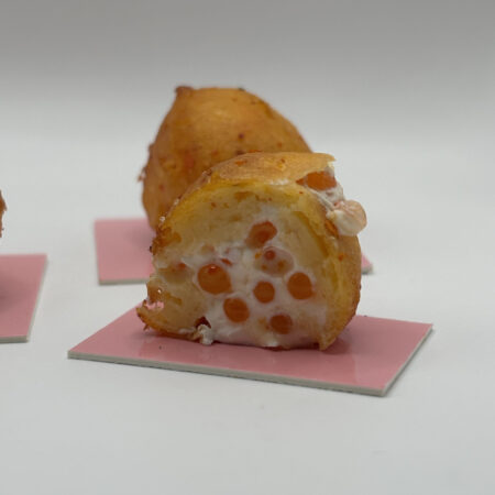 Buñuelos de crème fraîche y huevas de trucha