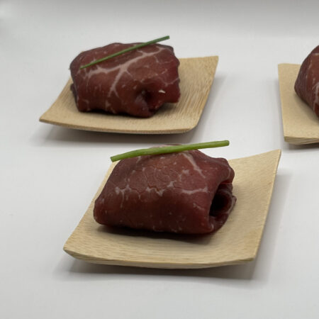 Saquitos de cecina con crema de castañas y almendras