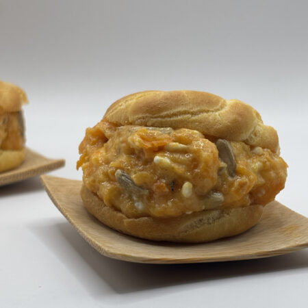 Profiteroles de calabaza asada con queso feta y pipas