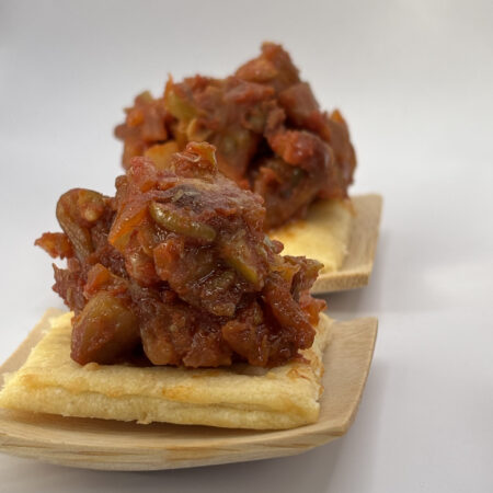 Galletas de parmesano con caponata italiana