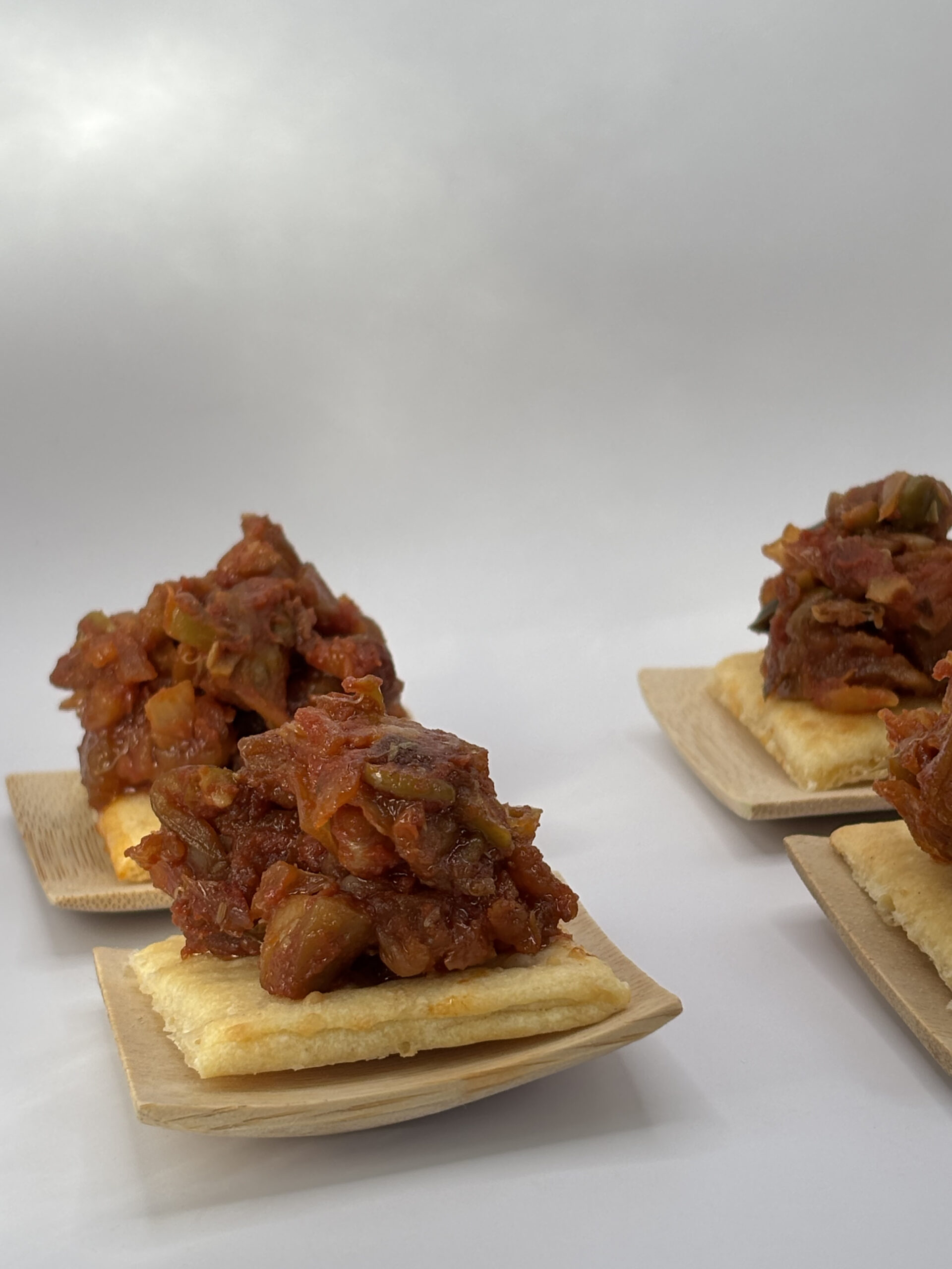 Galletas de parmesano con caponata italiana - Imagen 3