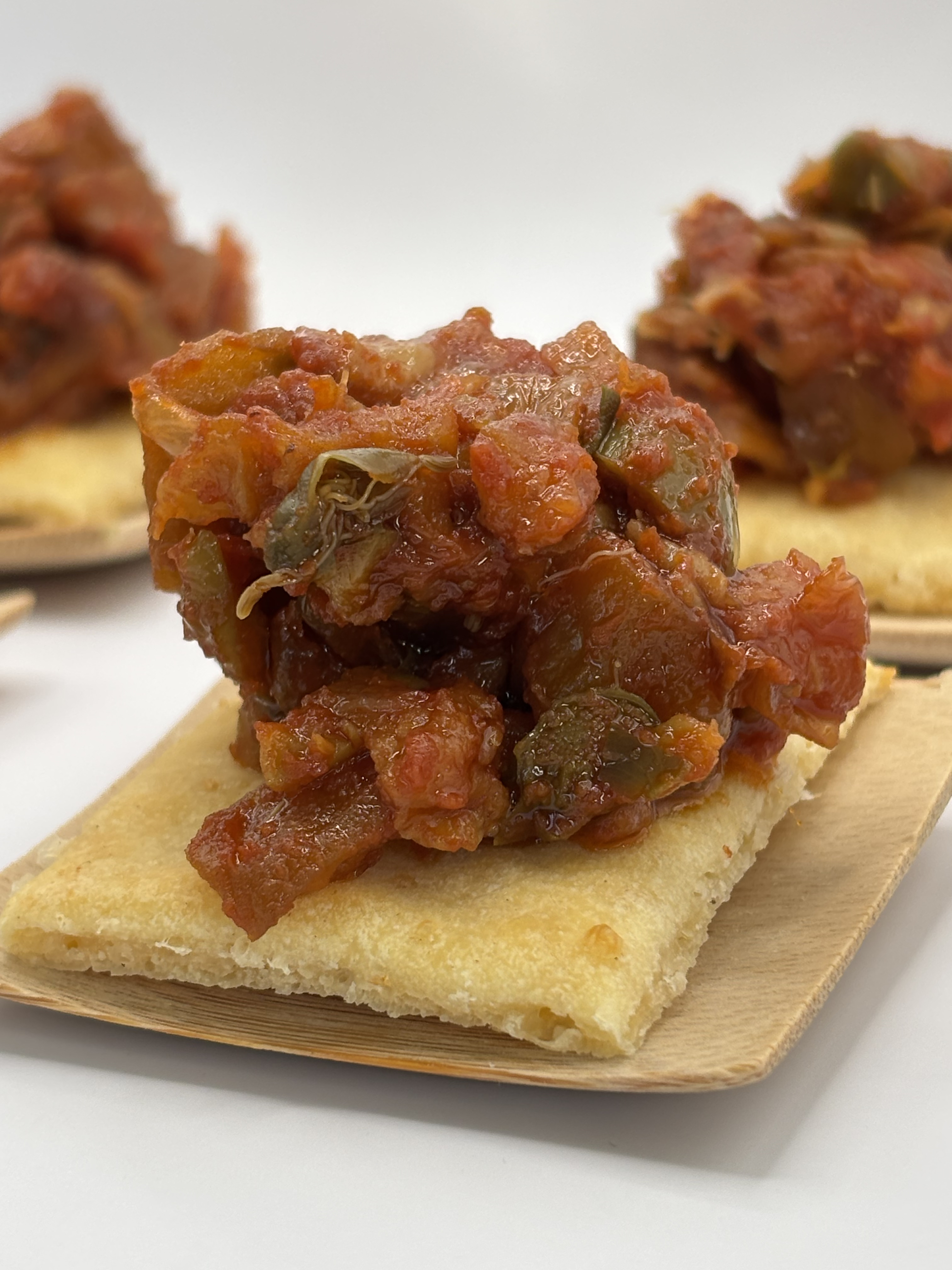 Galletas de parmesano con caponata italiana - Imagen 2
