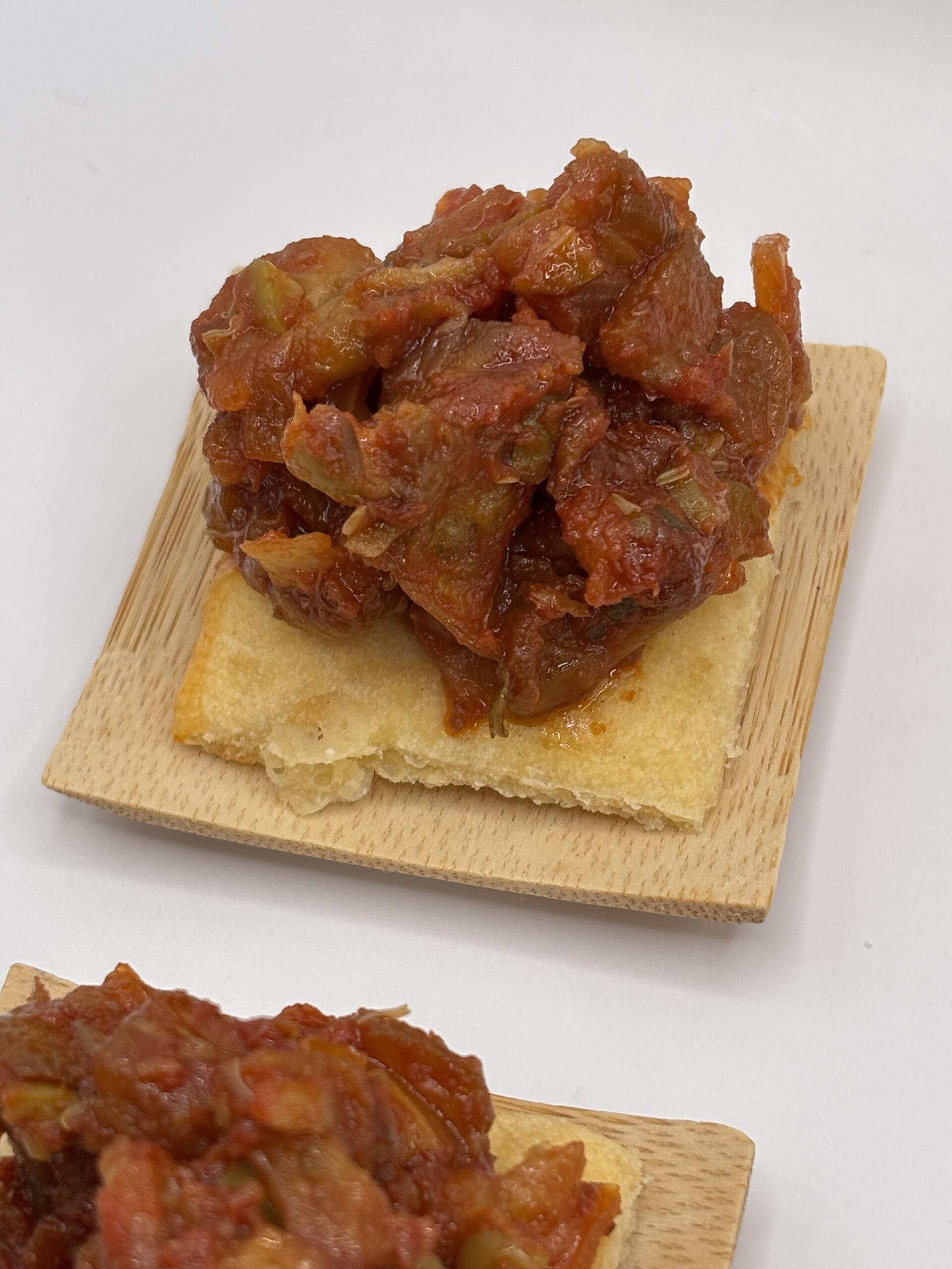 Galletas de parmesano con caponata italiana - Imagen 5