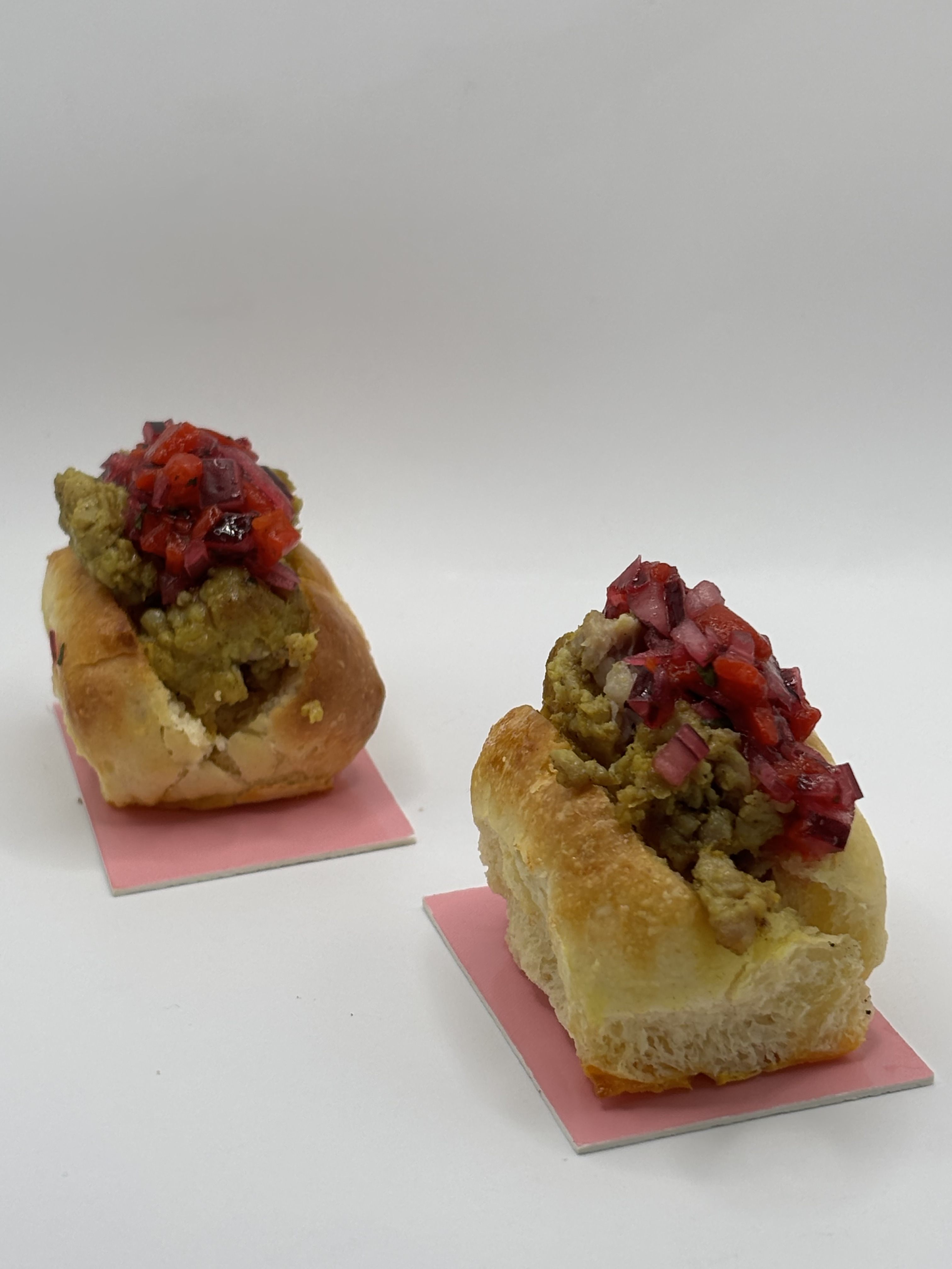 Brioche de butifarra y pico de gallo de pimientos asados - Imagen 4