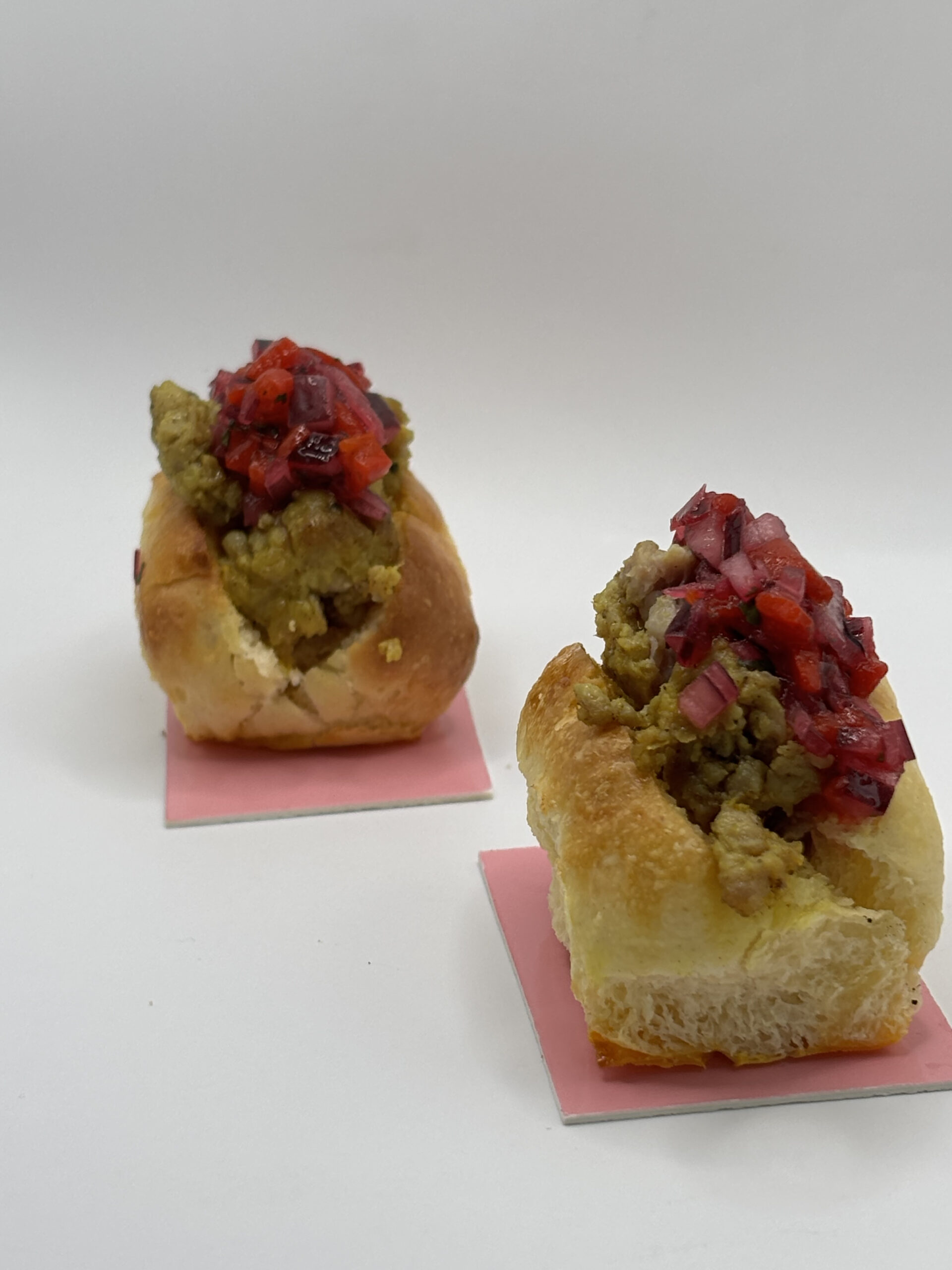 Brioche de butifarra y pico de gallo de pimientos asados - Imagen 3