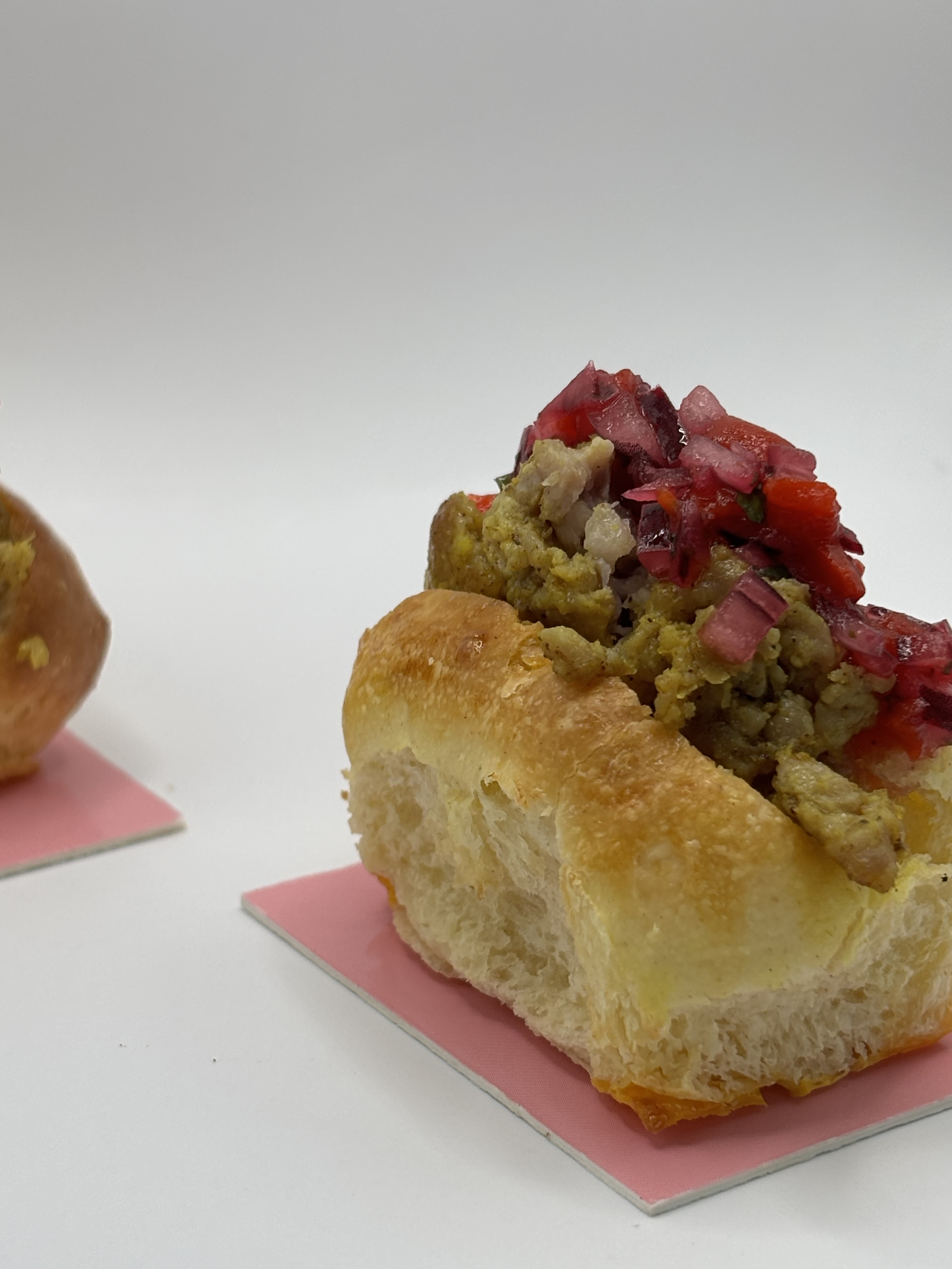 Brioche de butifarra y pico de gallo de pimientos asados - Imagen 2