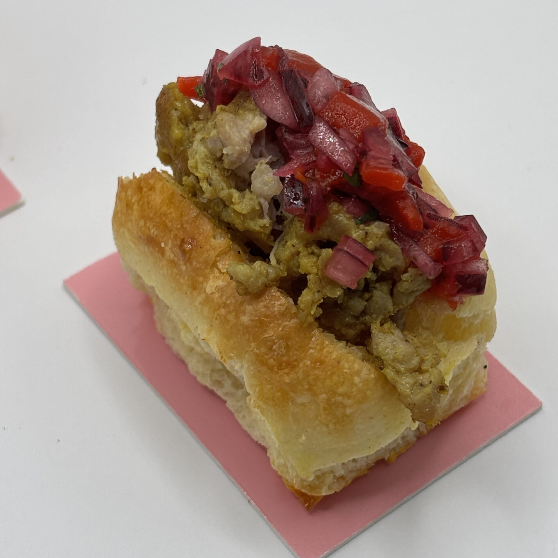 Brioche de butifarra y pico de gallo de pimientos asados