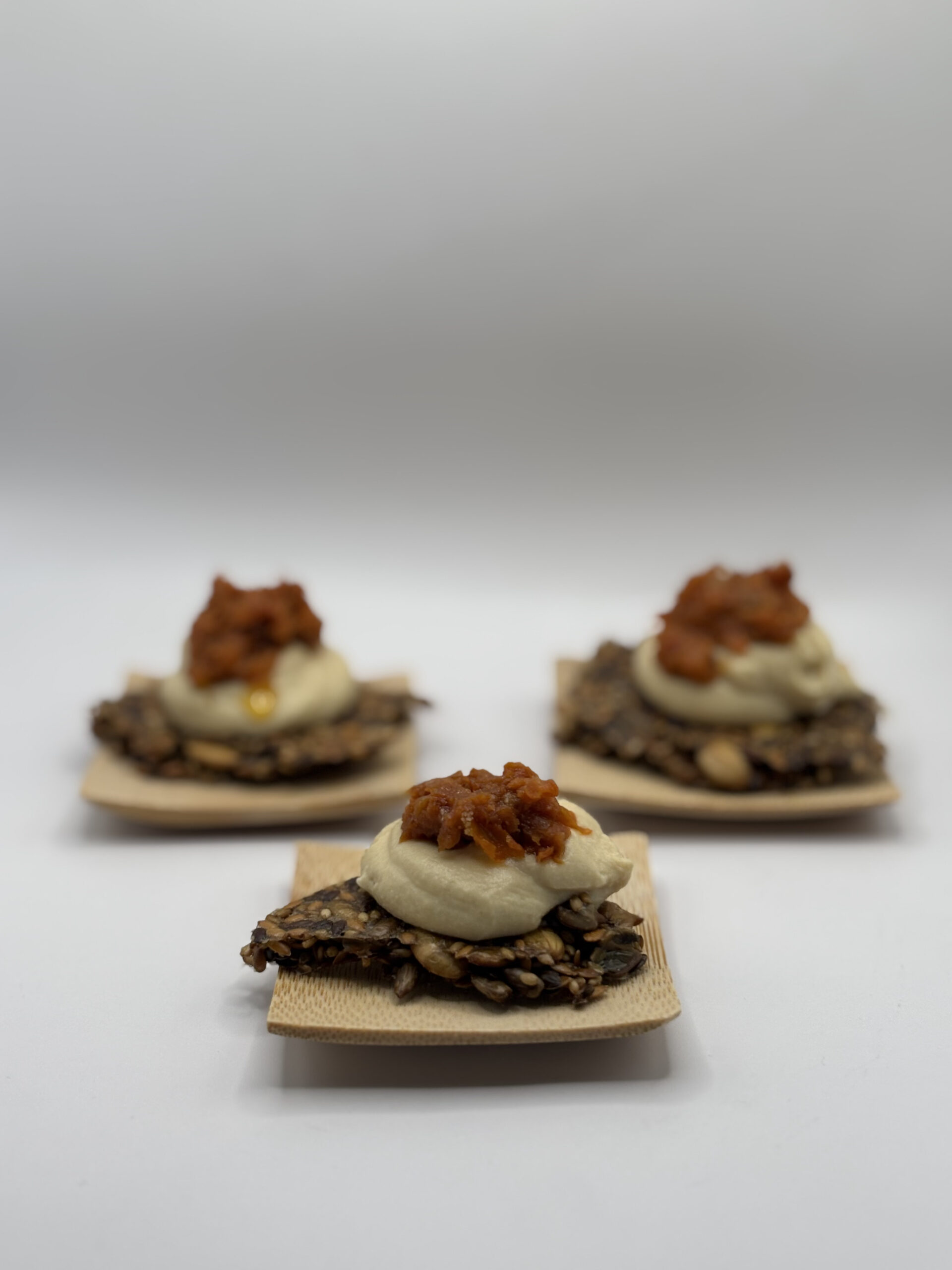 Crujiente de semillas con hummus y tomatitos secos - Imagen 6