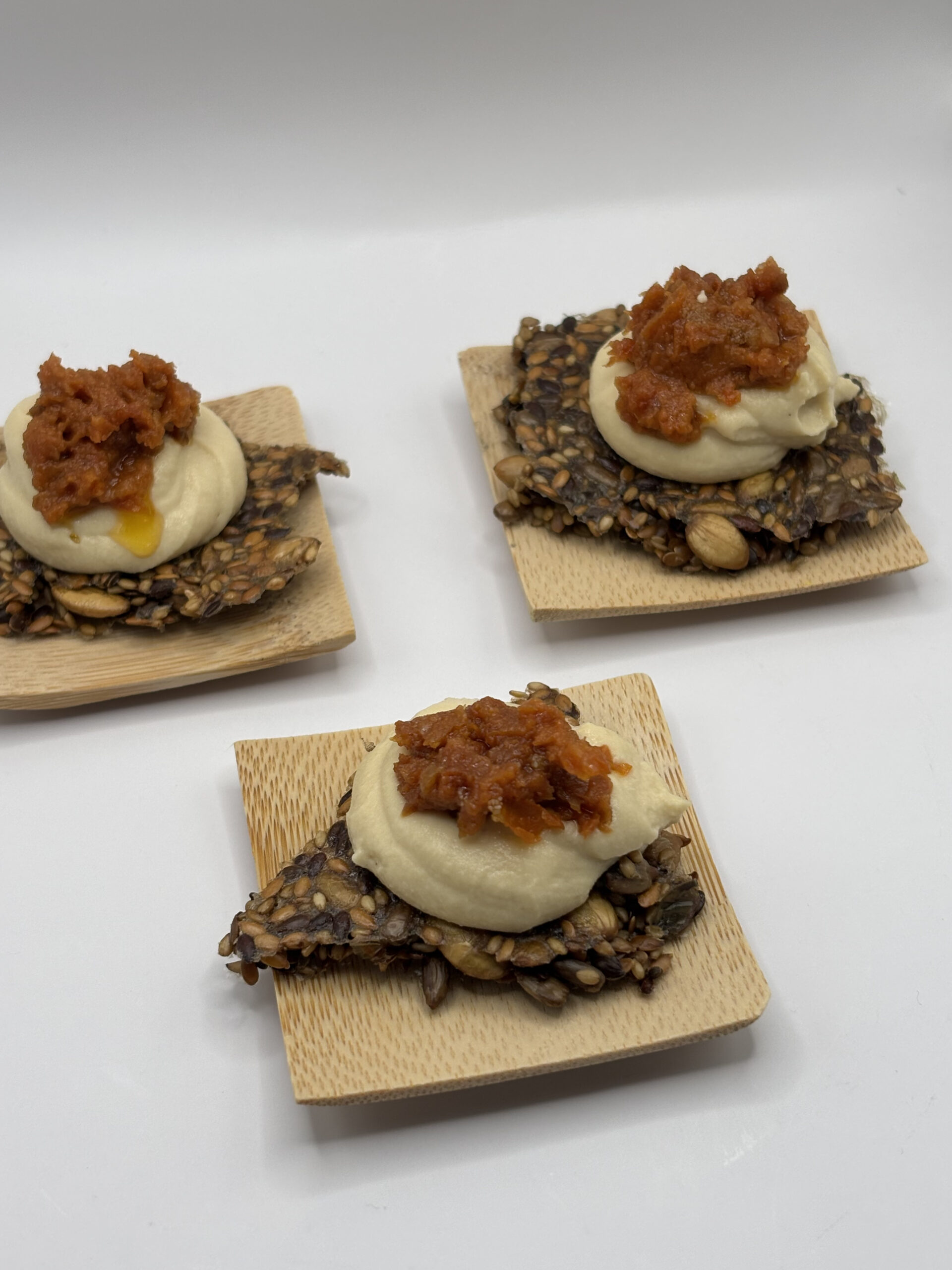 Crujiente de semillas con hummus y tomatitos secos - Imagen 5