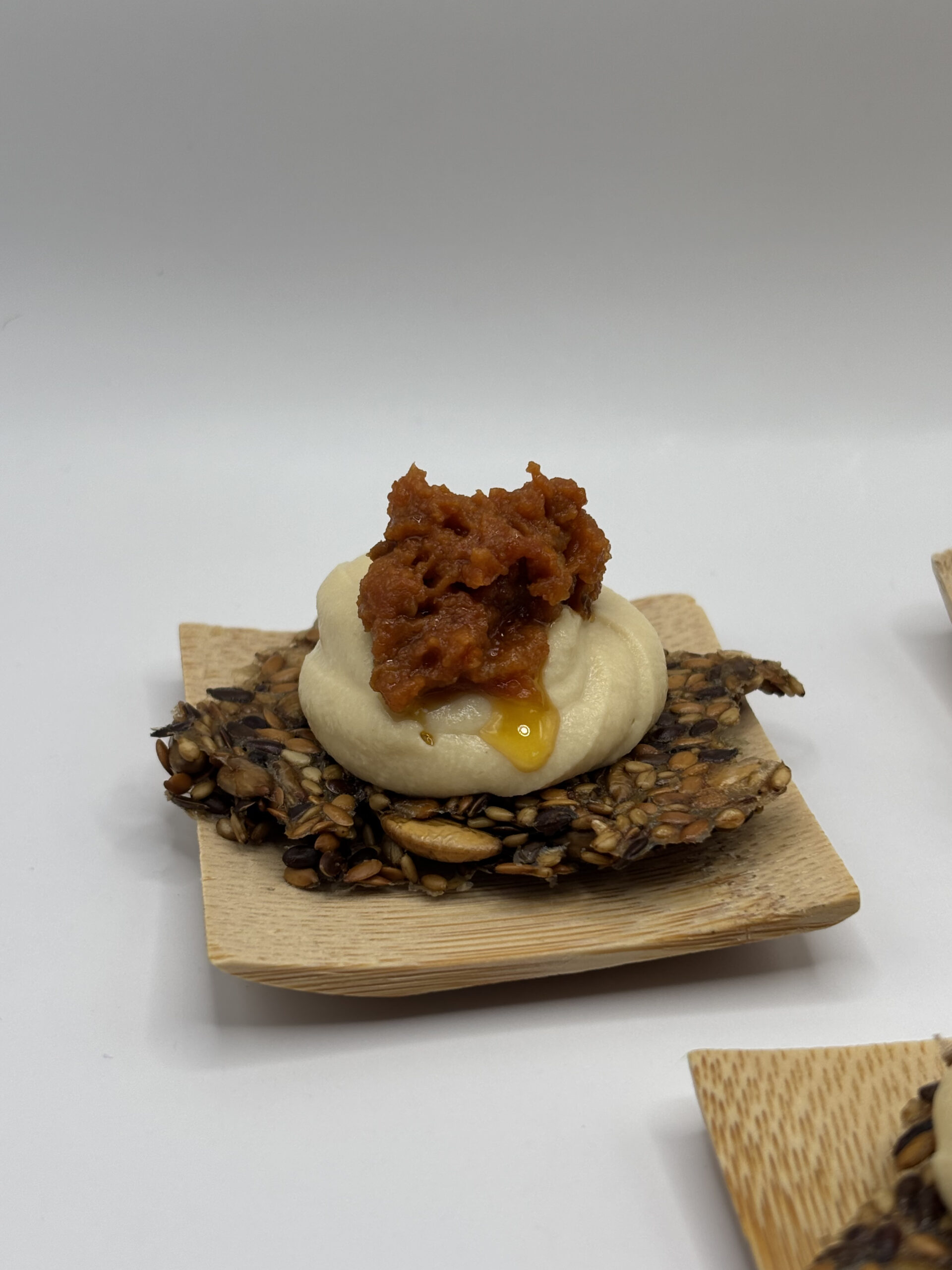 Crujiente de semillas con hummus y tomatitos secos - Imagen 4