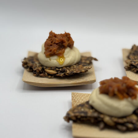 Crujiente de semillas con hummus y tomatitos secos