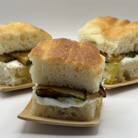 Mini focaccias de calabacín y queso ricotta. 