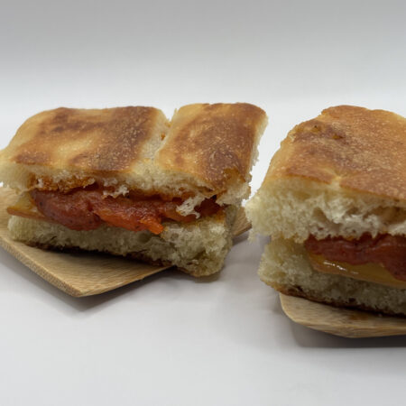 Mini focaccia de sobrasada con queso ahumado con miel