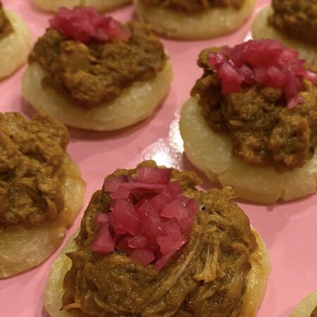 Arepas de yuca con cebolla encurtida