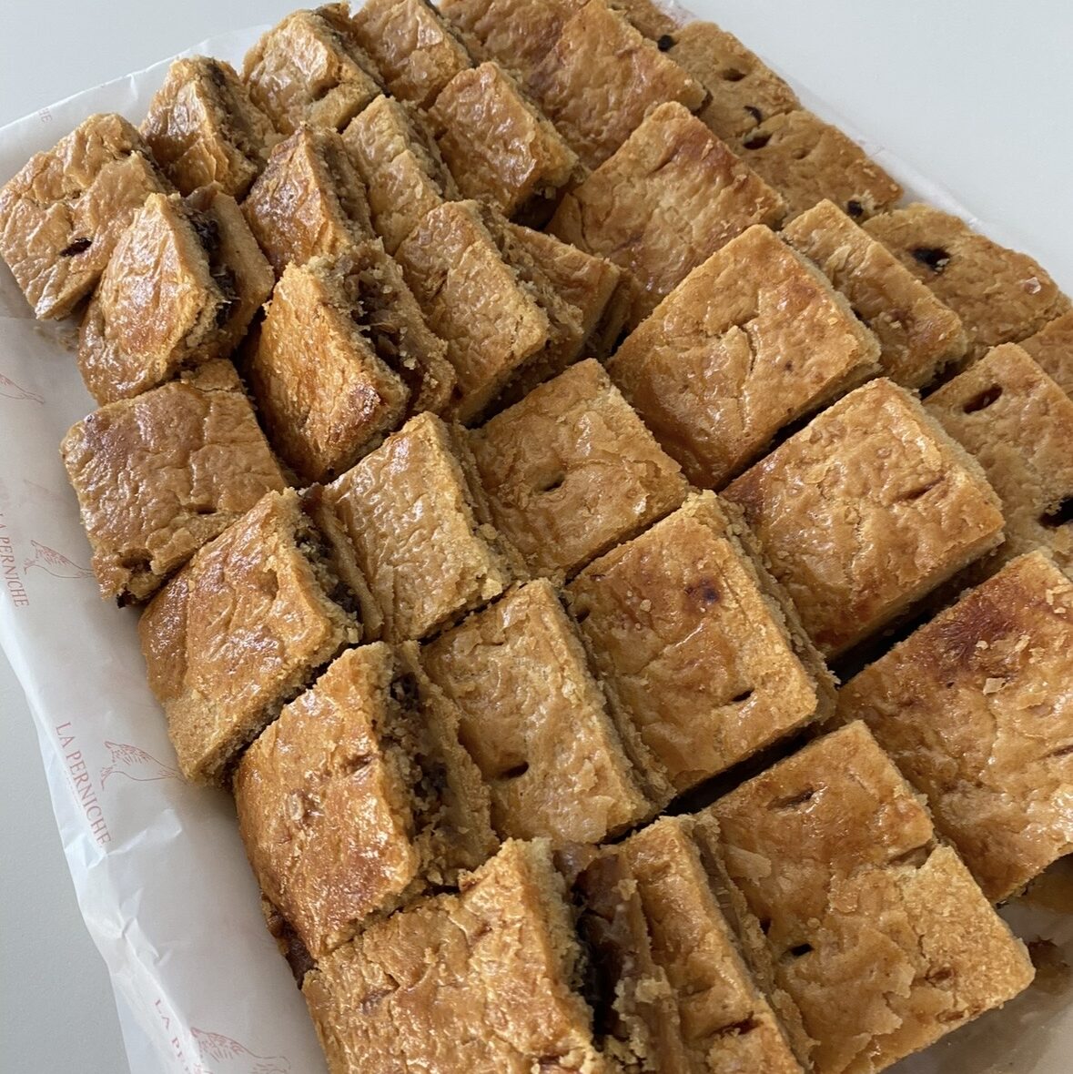 Empanada de bacalao, pasas y manzana